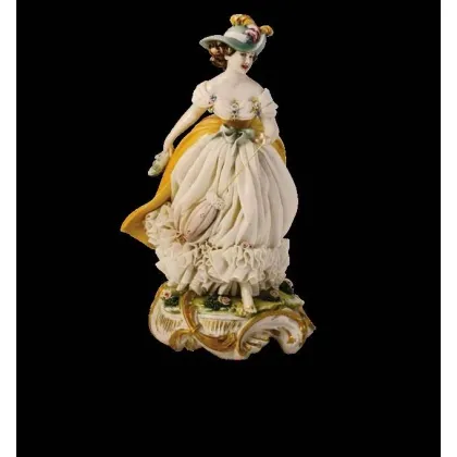 Zdjęcie Porcelanowa figurka do apartamentu - bosa kobieta w parku