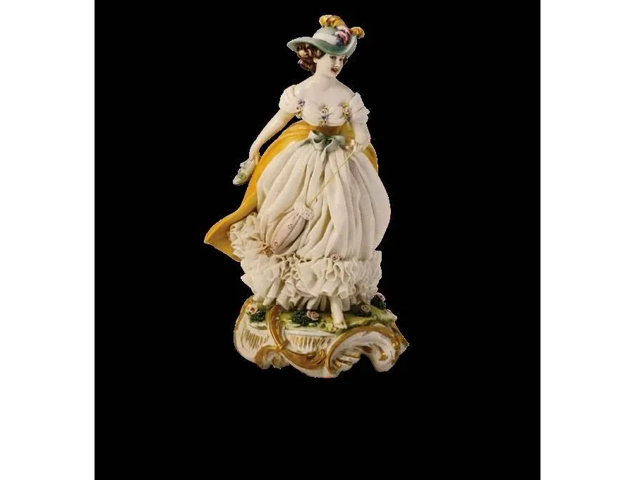 obrazek 1 Porcelanowa figurka do apartamentu - bosa kobieta w parku