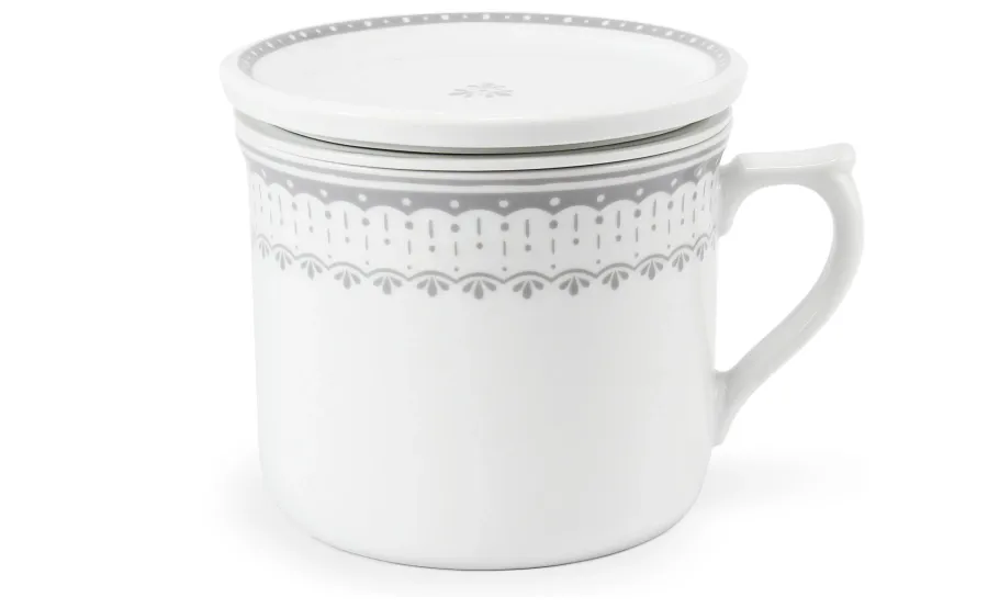 obrazek 1 Piękny stylowy kubek z pokrywką i sitkiem z porcelany zdobiony delikatnym szarym ornamentem - Leander