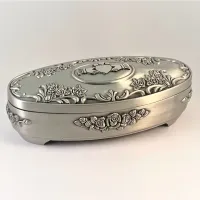 Zdjęcie Owalna szkatułka na biżuterię z ozdobnym wzorem Claddagh wykonana z pewteru
