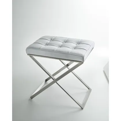 Zdjęcie Elegancki stołek ze skrzyżowanymi nogami do wyjątkowego wnętrza – 3SC