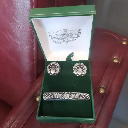 Zdjęcie Stylowe spinki do krawata i mankietów z cyny zdobione irlandzkim wzorem Claddagh