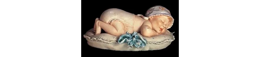 obrazek 1 Porcelanowy chłopczyk drzemiący na poduszce