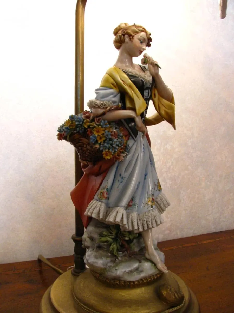 obrazek 3 Para porcelanowych lamp G. Pellati, przedstawiających go i ją, sygnowana na złotej podstawie