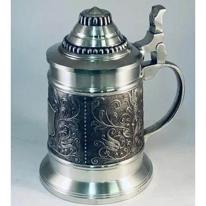 Zdjęcie Stylowy cynowy kufel z pokrywką