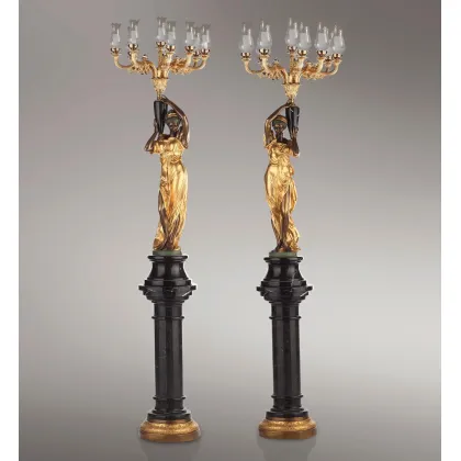 Zdjęcie Stylowa duża stojąca rzeźba dziewczyn z żyrandolem 2 sztuki - Fonderia Artistica Ruocco