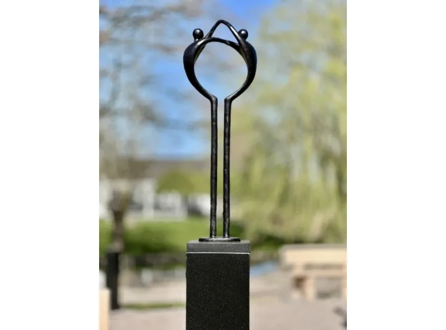 obrazek 3 Gustowna rzeźba "Od osoby do osoby" - idealna ozdoba twojego ogrodu