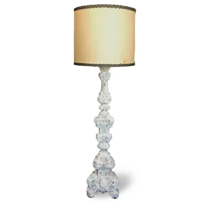 Zdjęcie Lampa z drewna rzeźbionego w środku, w stylu Ludwika XV