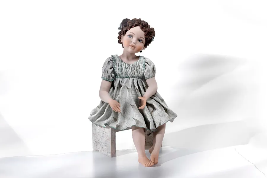 obrazek 1 Porcelanowa figurka dziewczynki - Sibania