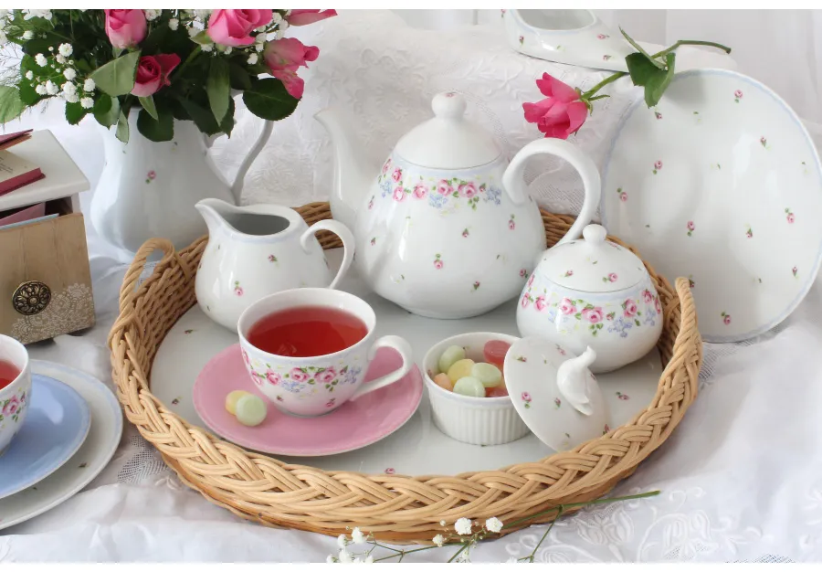obrazek 2 Stylowa porcelanowa taca  do serwowania w wiklinowym koszu - wariant 1 - Leander