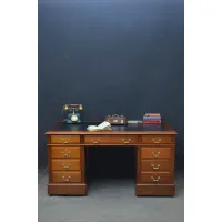 Zdjęcie Mahoniowe biurko z początku XX wieku z panelami po bokach i czarnym skórzanym obiciem - antyk