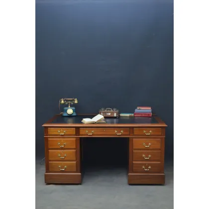 Zdjęcie Mahoniowe biurko z początku XX wieku z panelami po bokach i czarnym skórzanym obiciem - antyk