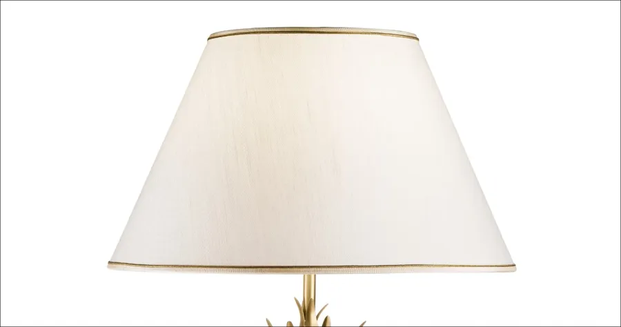obrazek 2 Stylowa metalowa lampa stołowa z elementami kryształowymi i dekoracjami z kutego żelaza – Il Paralume Marina