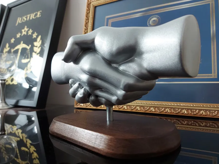 obrazek 6 Uścisk dłoni - niesamowita statuetka na prezent