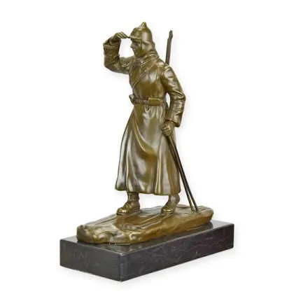 Zdjęcie Stylowa rzeźba przedstawiająca rosyjskiego żołnierza z brązu