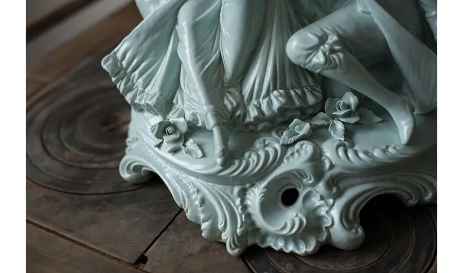 obrazek 4 Ekskluzywna figura pary kochanków z porcelany na komodę
