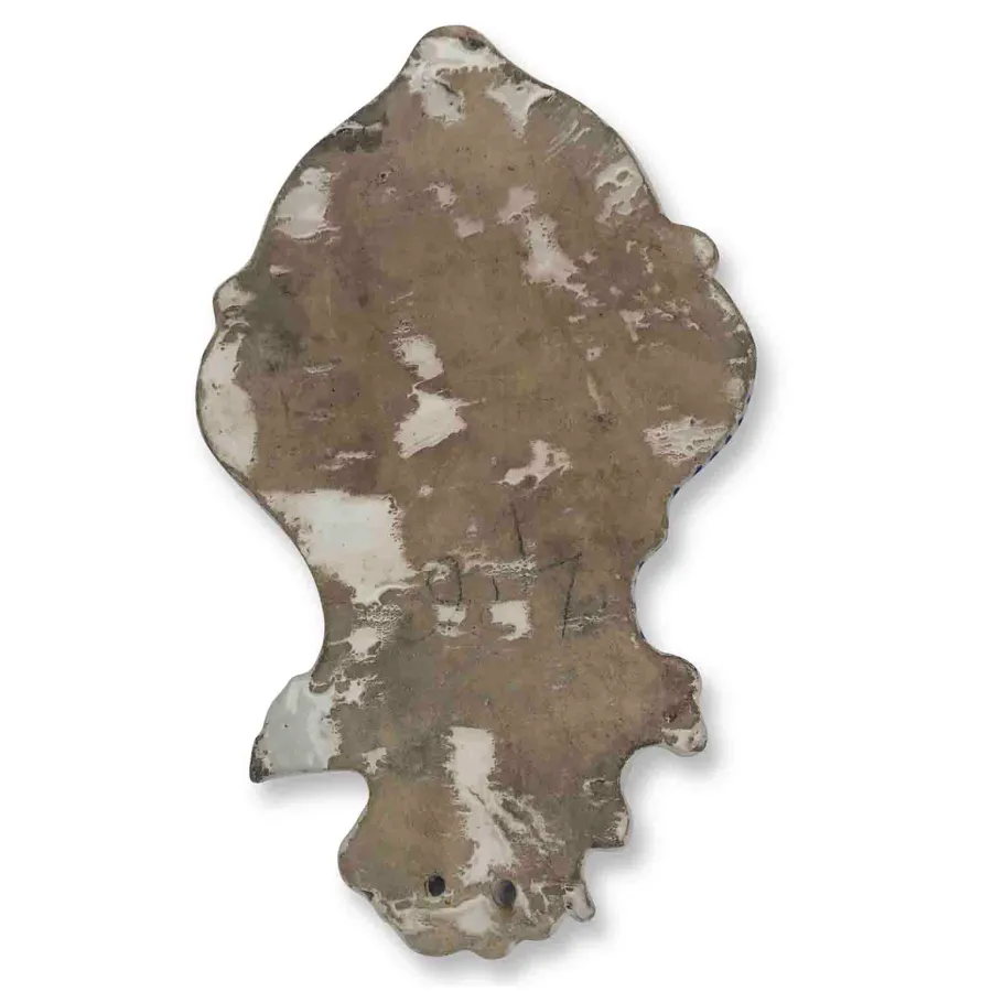 obrazek 7 Zabytkowa kropielnica ceramiczna z białym tłem i niebieskimi dekoracjami