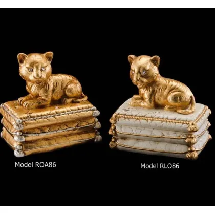 Picture Unique cats on a ceramic box