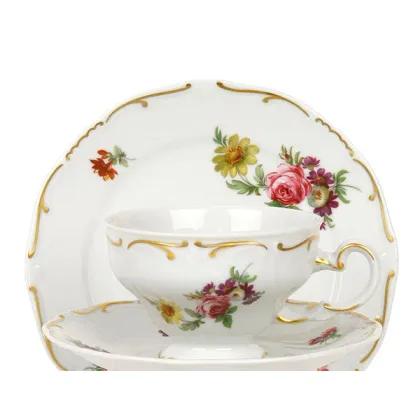 Zdjęcie Klasyczna porcelanowa filiżanka