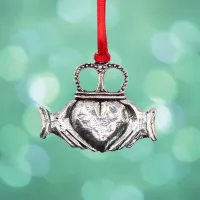 Zdjęcie Stylowa ozdoba świąteczna w kształcie irlandzkiego wzoru Claddagh wykonana z pewteru