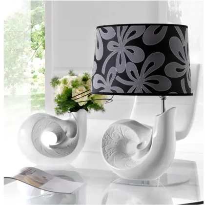 Zdjęcie Porcelanowy biały wazon zagięty w spiralę ze zdobieniem
