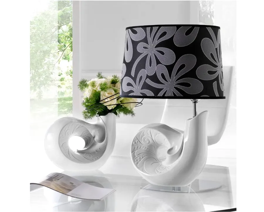 obrazek 1 Porcelanowy biały wazon zagięty w spiralę ze zdobieniem