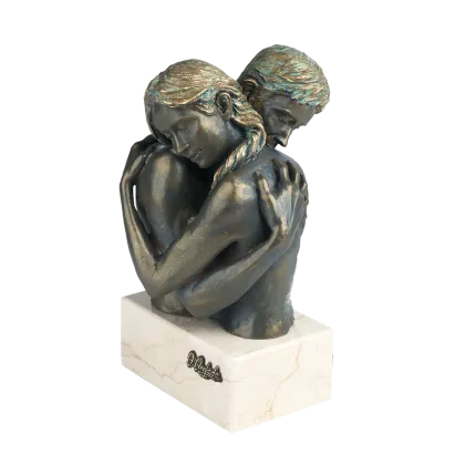 Zdjęcie Śliczna figurka czule przytulającej się pary