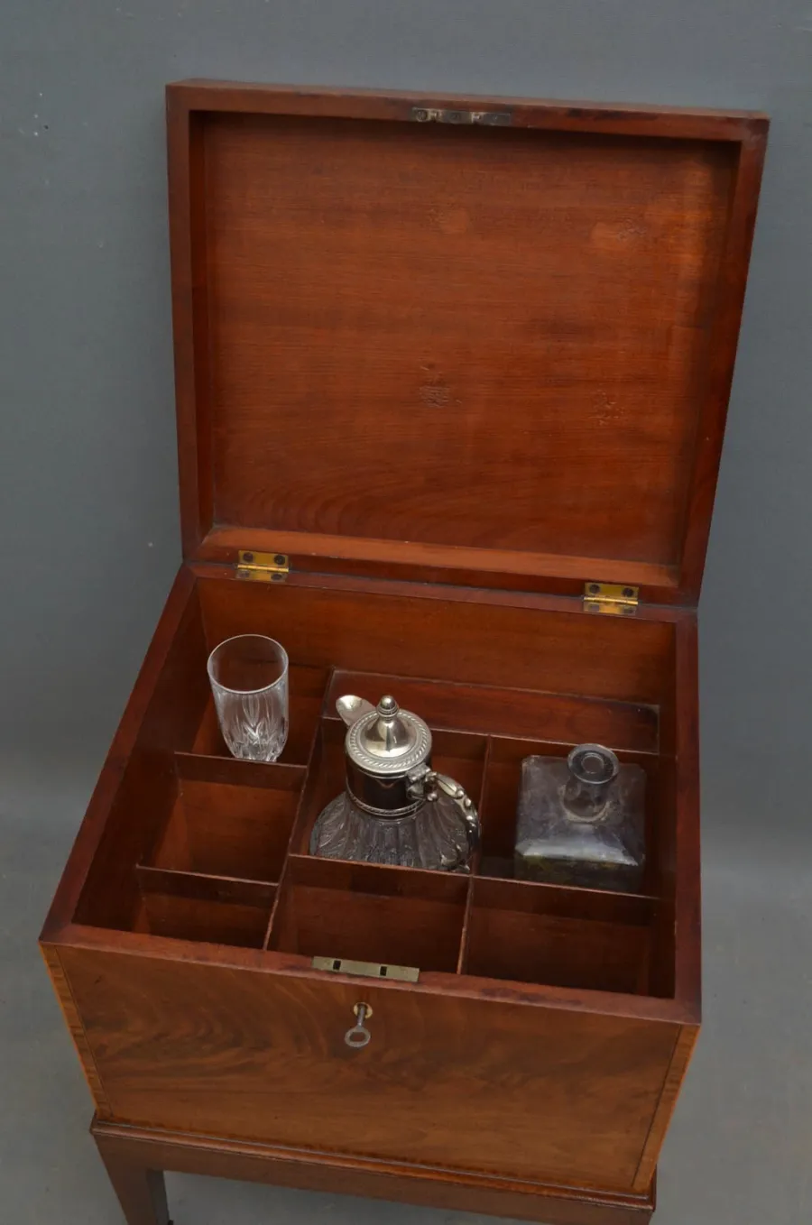 obrazek 4 Delikatny mahoniowy minibar George III - antyk
