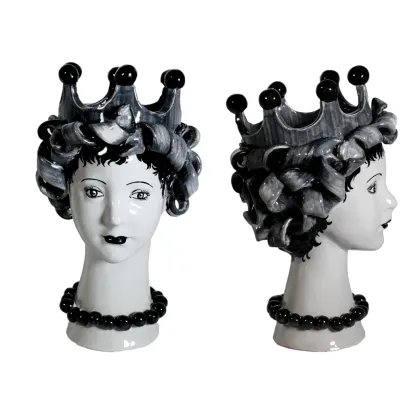 Zdjęcie Czarno-biała figura kobiety w koronie