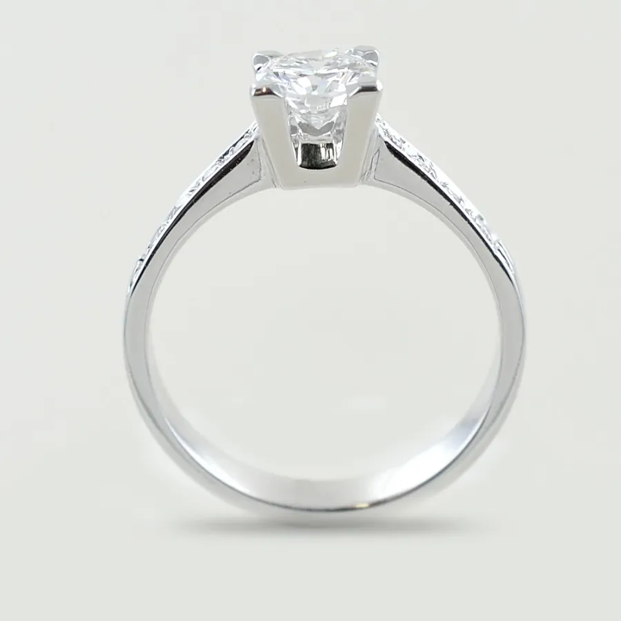 obrazek 4 Włoski pierścionek Solitaire z brylantem 0,65 ct i brylantami na trzpieniu