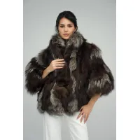 Zdjęcie Ciepła peleryna z futra lisa - stylowy element garderoby