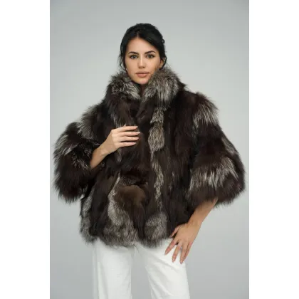 Zdjęcie Ciepła peleryna z futra lisa - stylowy element garderoby