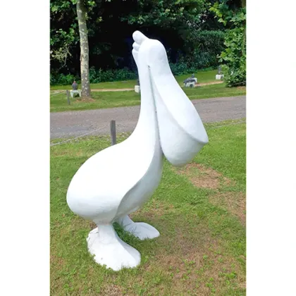 Zdjęcie Luksusowa rzeźba białego pelikana jako ozdoba do ogrodu