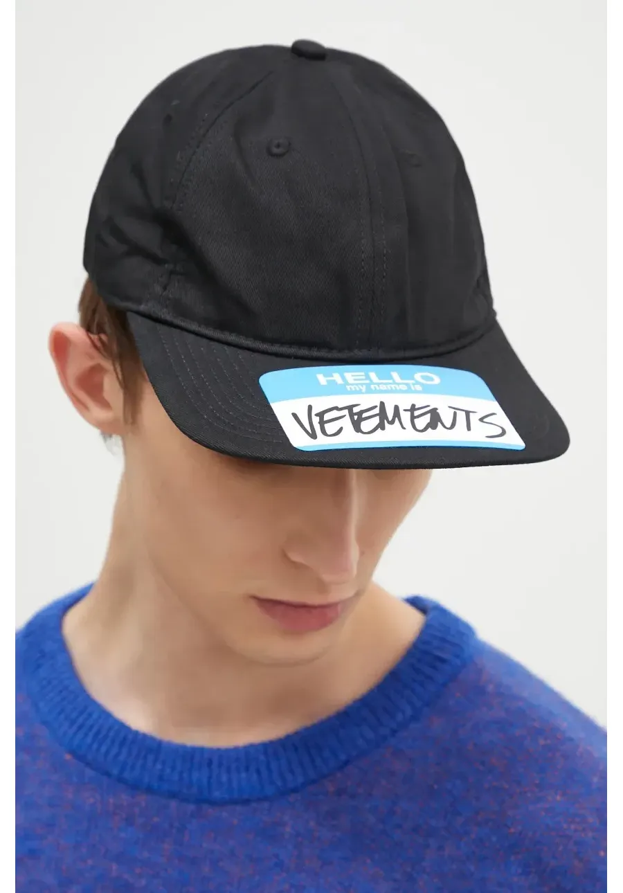obrazek 1 VETEMENTS czapka z daszkiem bawełniana My Name Sticker kolor czarny z nadrukiem UA66CA110B