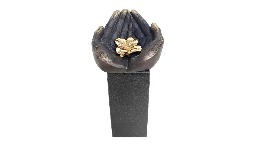 obrazek 1 Wyjątkowa urna z platerowanego brązu "Ręce pełne szczęścia"