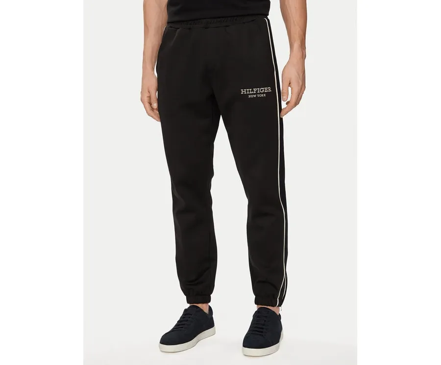 obrazek 1 Tommy Hilfiger Spodnie dresowe Monotype MW0MW33701 Czarny Regular Fit