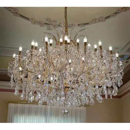Zdjęcie Luksusowy żyrandol z pozłacaną metalową ramą pokrytą szklanymi ramionami i kryształowymi zawieszkami - Il Paralume Marina
