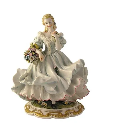 Zdjęcie Luksusowa figurka kobiety z porcelany