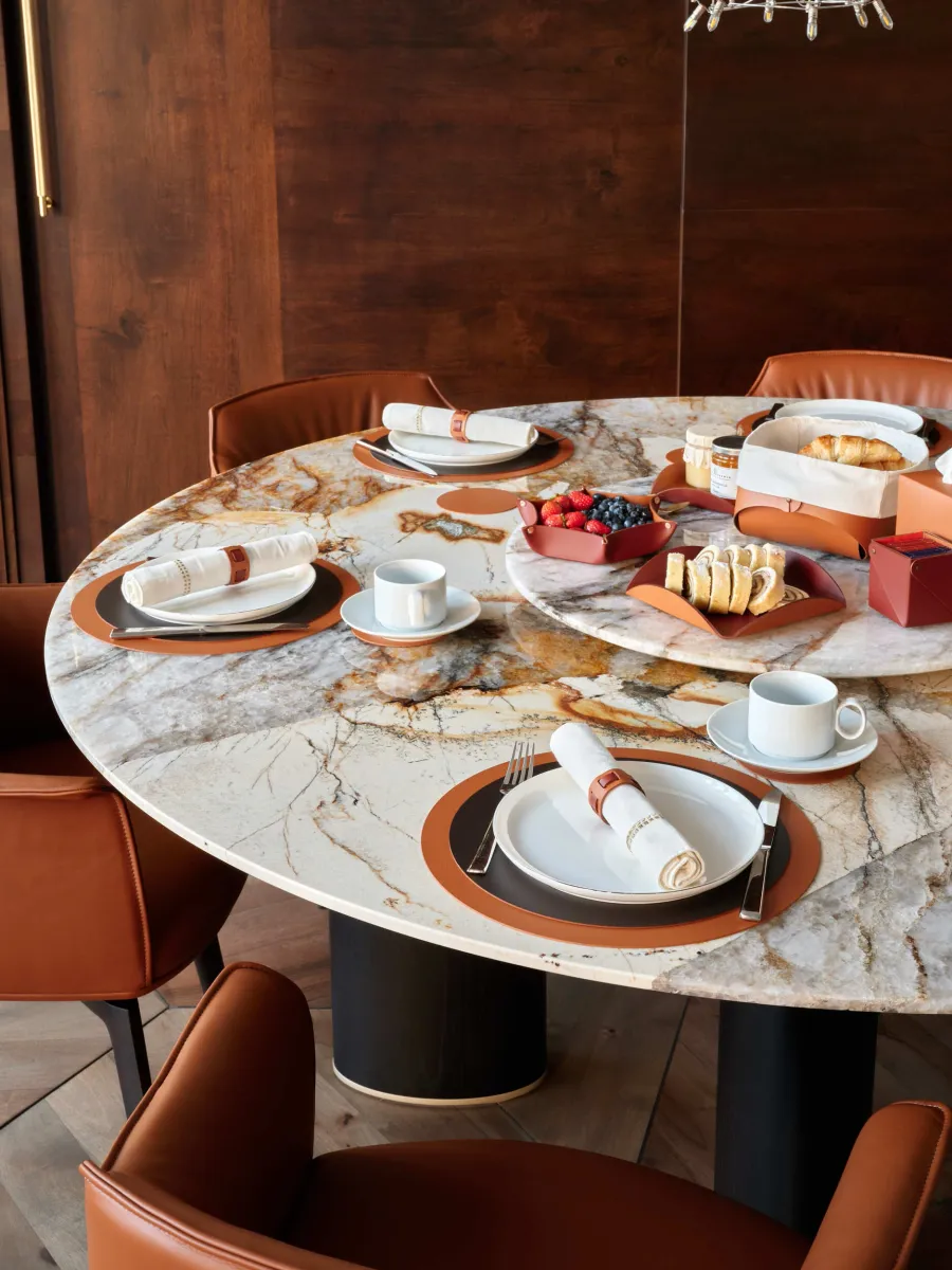 obrazek 3 Skórzana obrączka na serwetkę stołową w kolorze koniaku