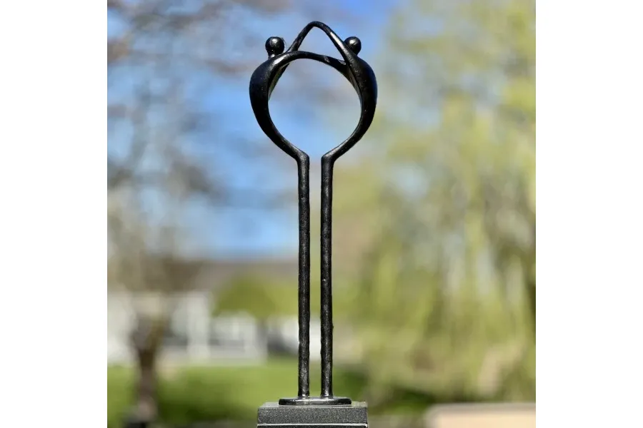 obrazek 1 Gustowna rzeźba "Od osoby do osoby" - idealna ozdoba twojego ogrodu