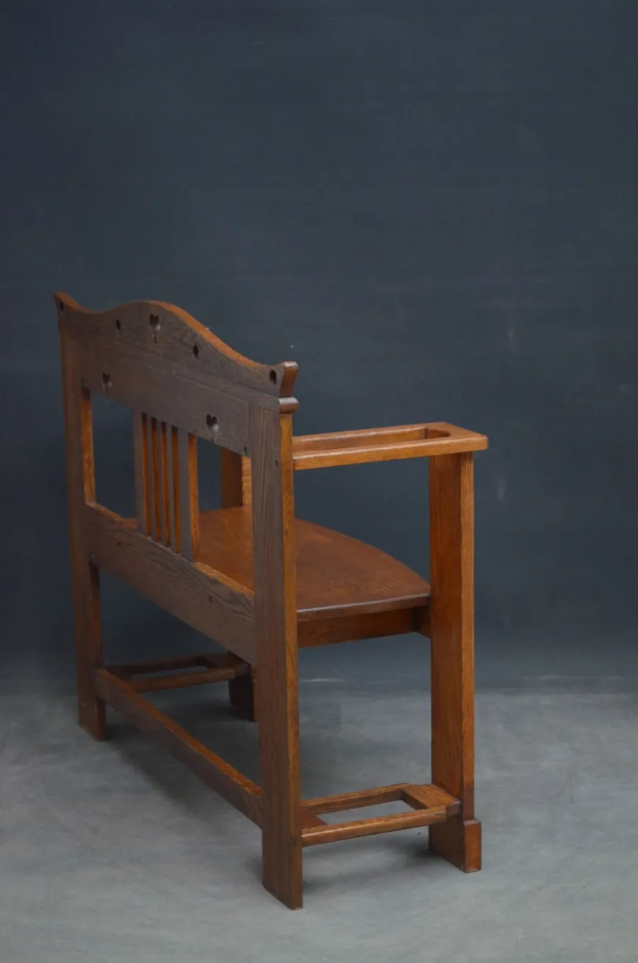 obrazek 6 Stylowa Arts and Crafts, solidna dębowa ławka, o profilowanej górnej poręczy - antyk