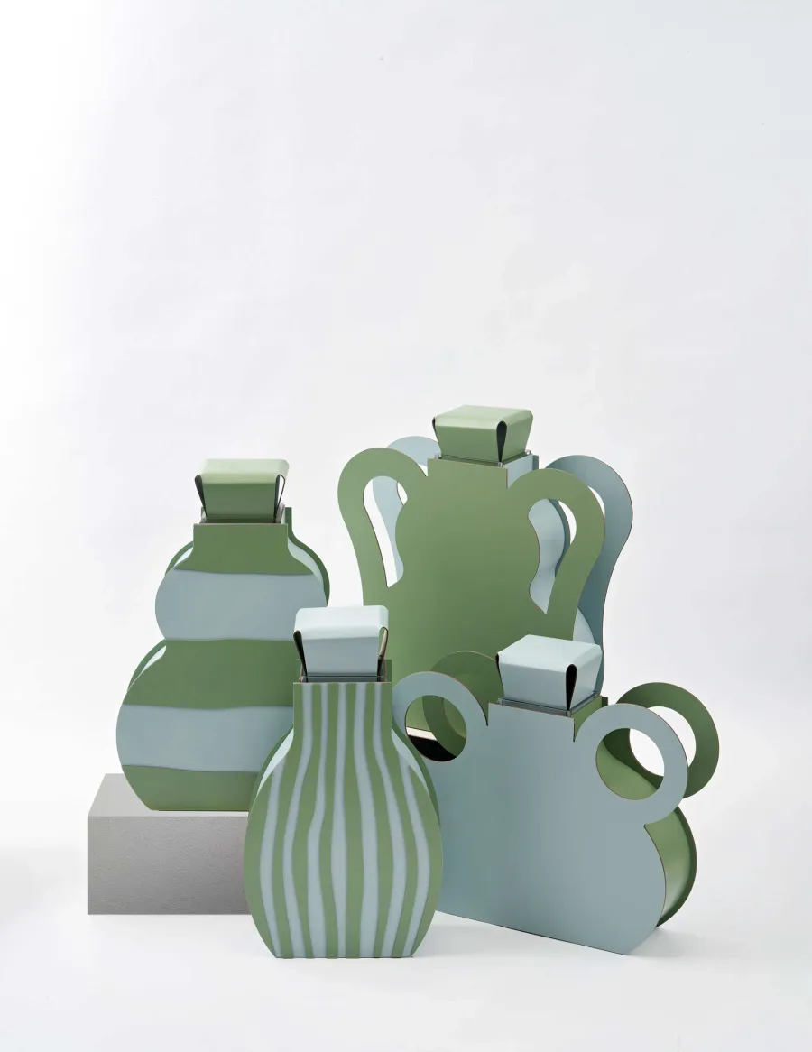 obrazek 4 Designerski skórzany wazon Otto 9x24xH44 cm w pionowe pasy w kolorze jasnobłękitnym i eukaliptusa