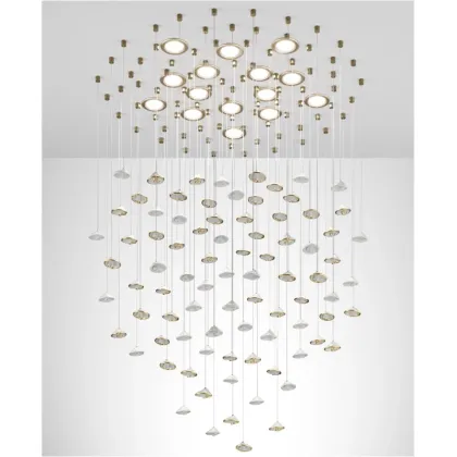 Zdjęcie Stylowy żyrandol z 85 stylizowanych elementów z białej ceramiki ozdobionych detalami z 24-karatowego złota – Il Paralume Marina