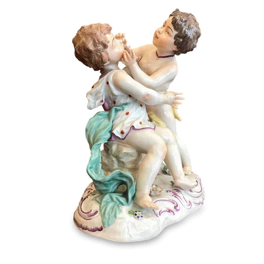 obrazek 1 Dwóch cherubinów w kochających i figlarnych postawach z ręcznie malowanej porcelany polichromowanej