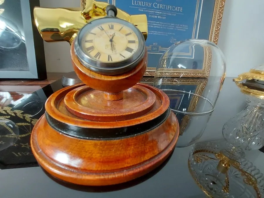 obrazek 3 Wyjątkowy zegarek vintage pod szklaną kopułą - Authentic Models