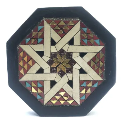 Zdjęcie Ośmiokątny przycisk do papieru z geometrycznymi wstawkami