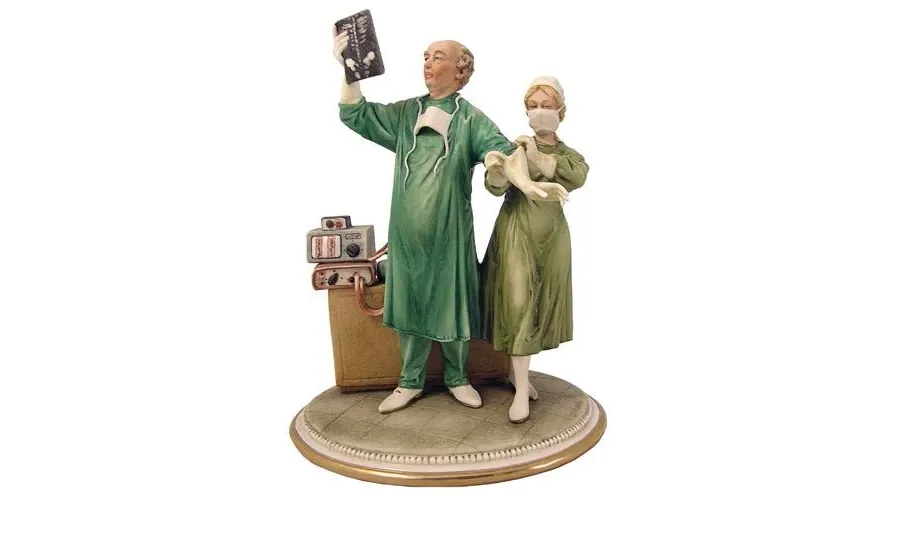 obrazek 1 Chirurg - porcelanowa figurka do apartamentu