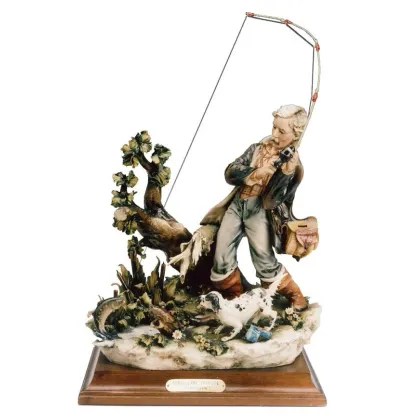 Zdjęcie Porcelanowa figurka wędkarza na stolik