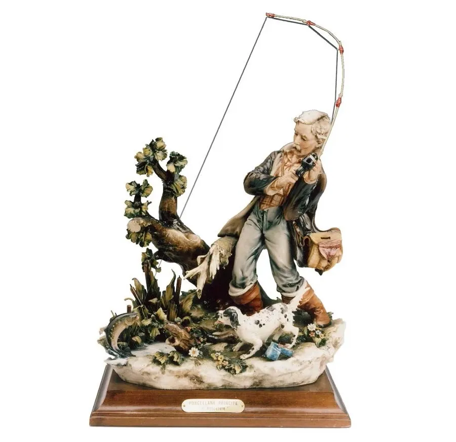 obrazek 1 Porcelanowa figurka wędkarza na stolik