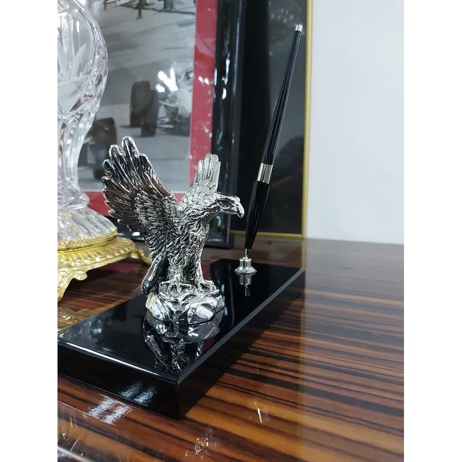figurka orła na biurko